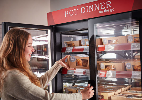 Girl taking rotisserie chicken food-to-go box out of a Flexeserve Hub®