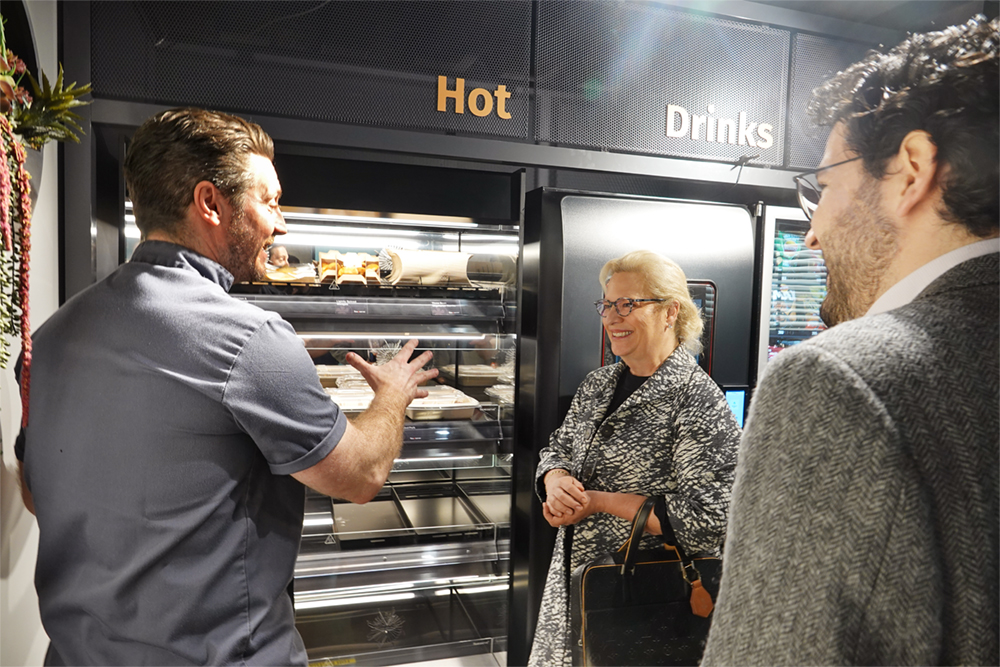 Billy Eatenton, Flexeserve Head of Culinary demonstrating true hot-holding to the Mexican Ambassador, Her Excellency Josefa González-Blanco