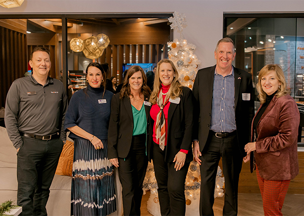 Invitados en la sede de Flexeserve durante la Recepción de Temporada de BABC