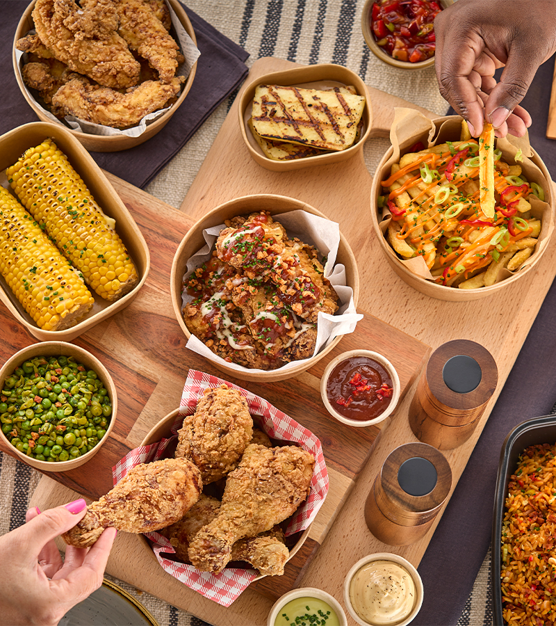 Comida para llevar colorida que se mantiene caliente con la tecnología Flexeserve que permite ofrecer una mayor variedad de alimentos calientes durante todo el día