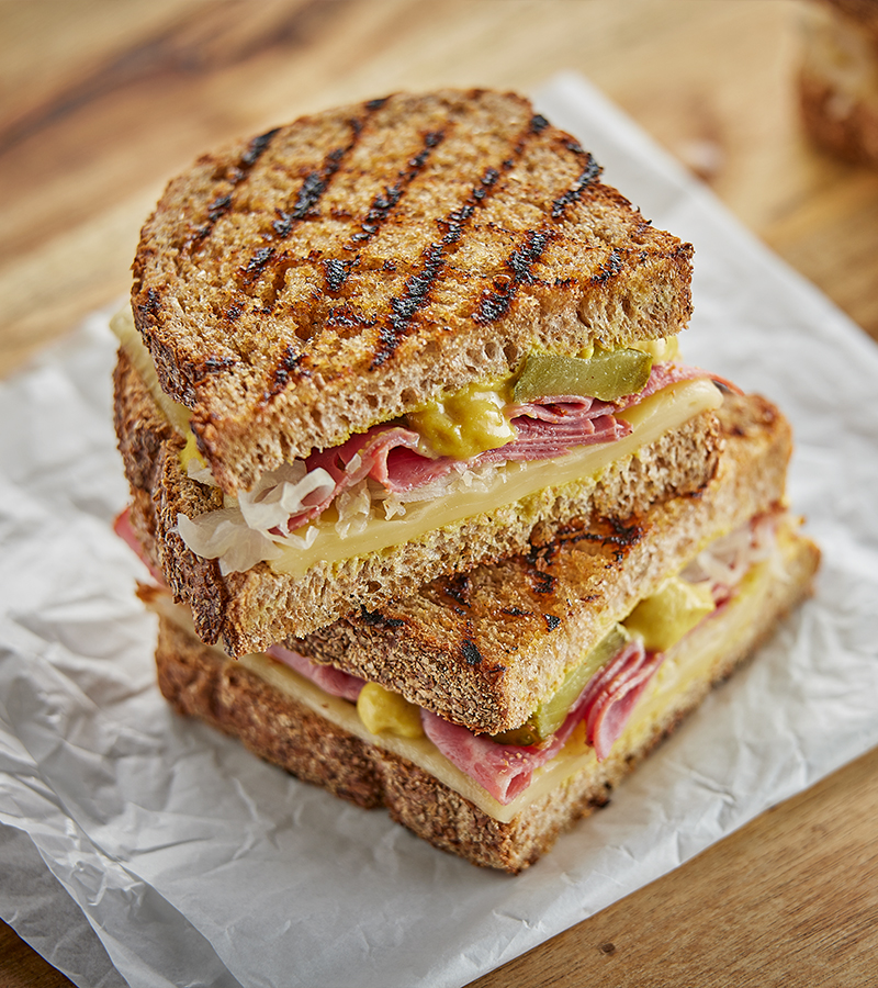 Sandwich tostado que Flexeserve mantiene caliente para conservar el sabor, la textura y la apariencia de recién hecho de su comida para llevar, además de aumentar sus ventas y rentabilidad